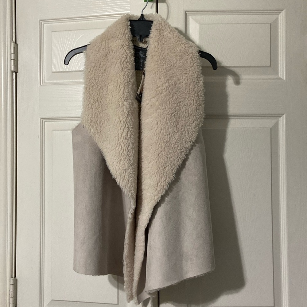 NWT Chelsea & Theodore Faux Fur Vest Size Medium